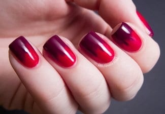 Градиент на красных ногтях — фото 16