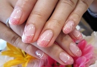 Розовый маникюр на коротких ногтях - фото 38