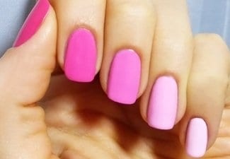 Розовый маникюр на коротких ногтях - фото 27