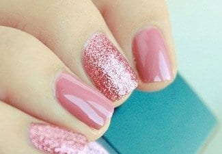 Розовый маникюр на коротких ногтях - фото 11