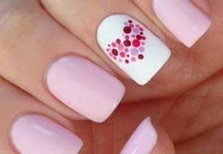 Розовый маникюр на коротких ногтях - фото 16