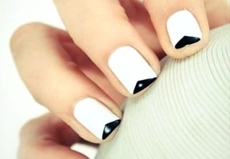 Белый маникюр на короткие ногти — фото 18
