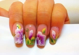Цветочные мотивы на ногтях — фото 36