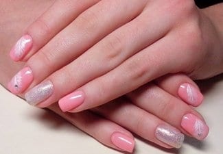 Розовый маникюр на коротких ногтях - фото 9