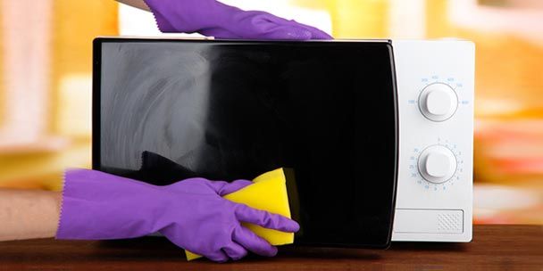 Как быстро почистить микроволновку внутри: полезные лайфхаки