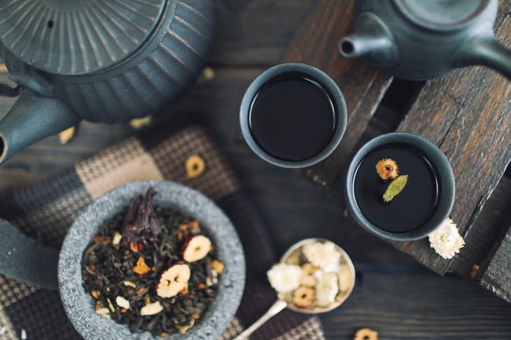 От тошноты, бессонницы и симптомов ПМС: 12 трав для добавления в чай