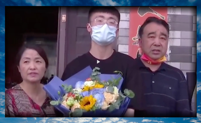 Похищенный китайский мальчик перешел от приемных родителей-миллиардеров к семье миллионеров, которая искала его 25 лет