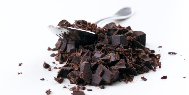 Почему стоит полюбить горький шоколад: 7 полезных свойств «горького» лакомства
