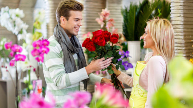 Подарок с подтекстом: что символизируют те или иные цветы от мужчины?