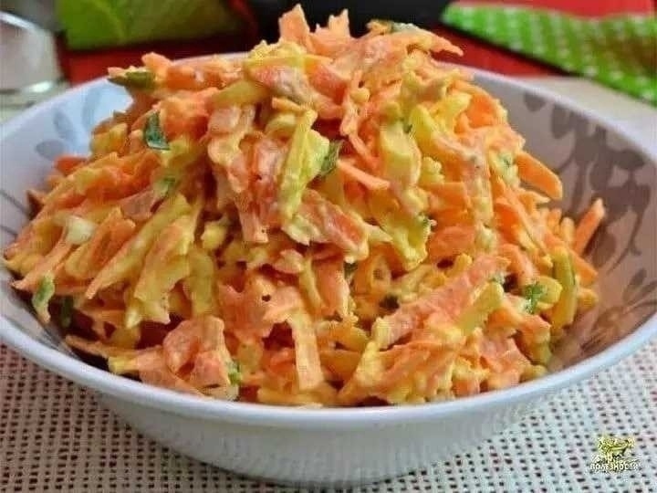 ПИКАНТНЫЙ САЛАТ ИЗ МОРКОВИ С СЫРОМ И ЯЙЦОМ